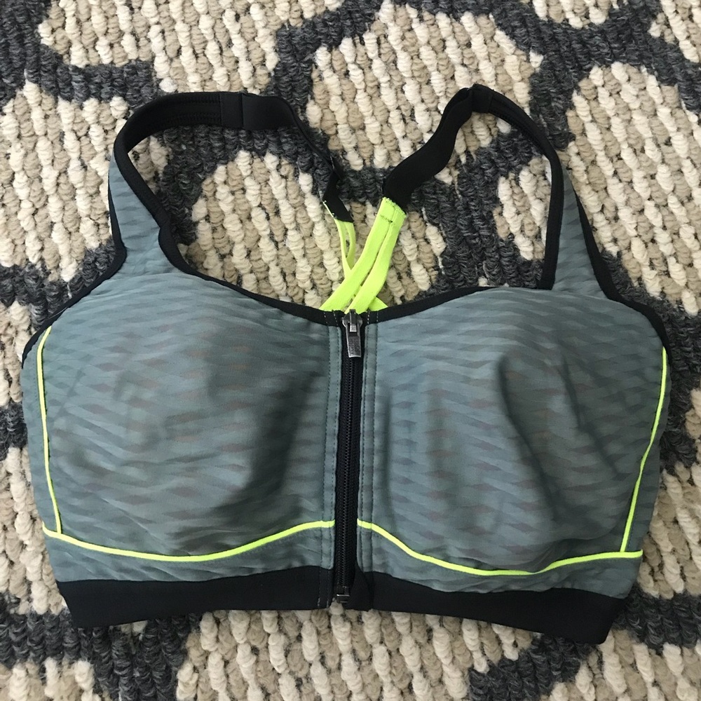SUPER CUTE WOMENS VICTORIAS SECRET SPORTS BRA!😍
